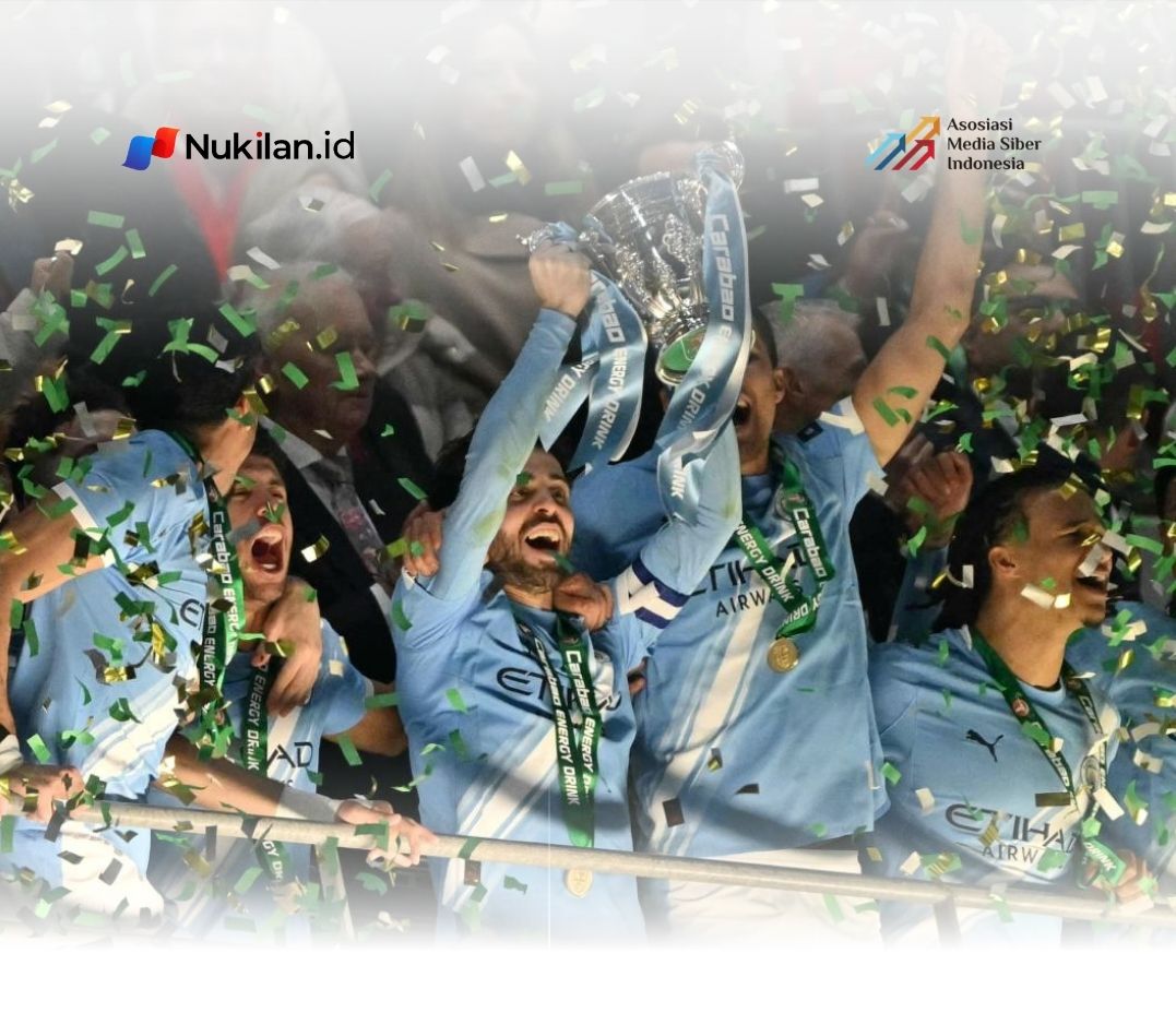 Man City juara Carabao Cup 2025/2026 usai mengalahkan Arsenal 2-0, Minggu 22 Maret 2026. Foto: Kapten Bernardo Silva mengangkat trofi Carabao Cup 2025/2026. (Foto: Glyn Kirk-Getty Images)