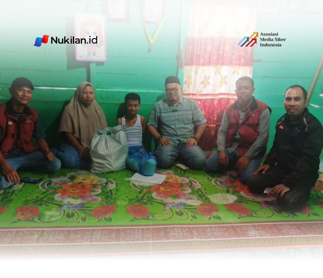 Kepala Dinas Sosial Aceh, Budi Afrizal, turun langsung ke Desa Kuta Lingga, Kecamatan Bukit Tusam, Kabupaten Aceh Tenggara, Rabu (18/3/2026), untuk meninjau kondisi seorang anak penyandang disabilitas, Muhammad Alparo. (Foto: Dinsos Aceh)