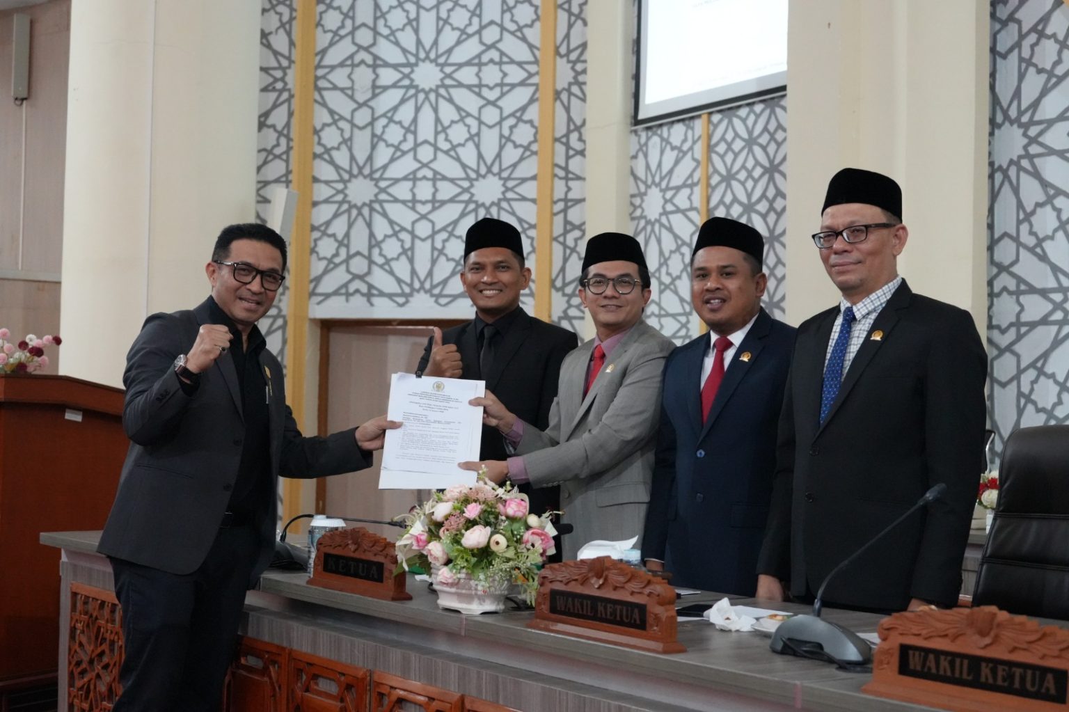 Anggota Banmus DPRK Banda Aceh, Royes Ruslan saat menyerahkan draft program kerja 2026 kepada pimpinan DPRK dalam sidang paripurna yang berlangsung, Senin (12/1/2026). (FOTO: DPRK Banda Aceh)