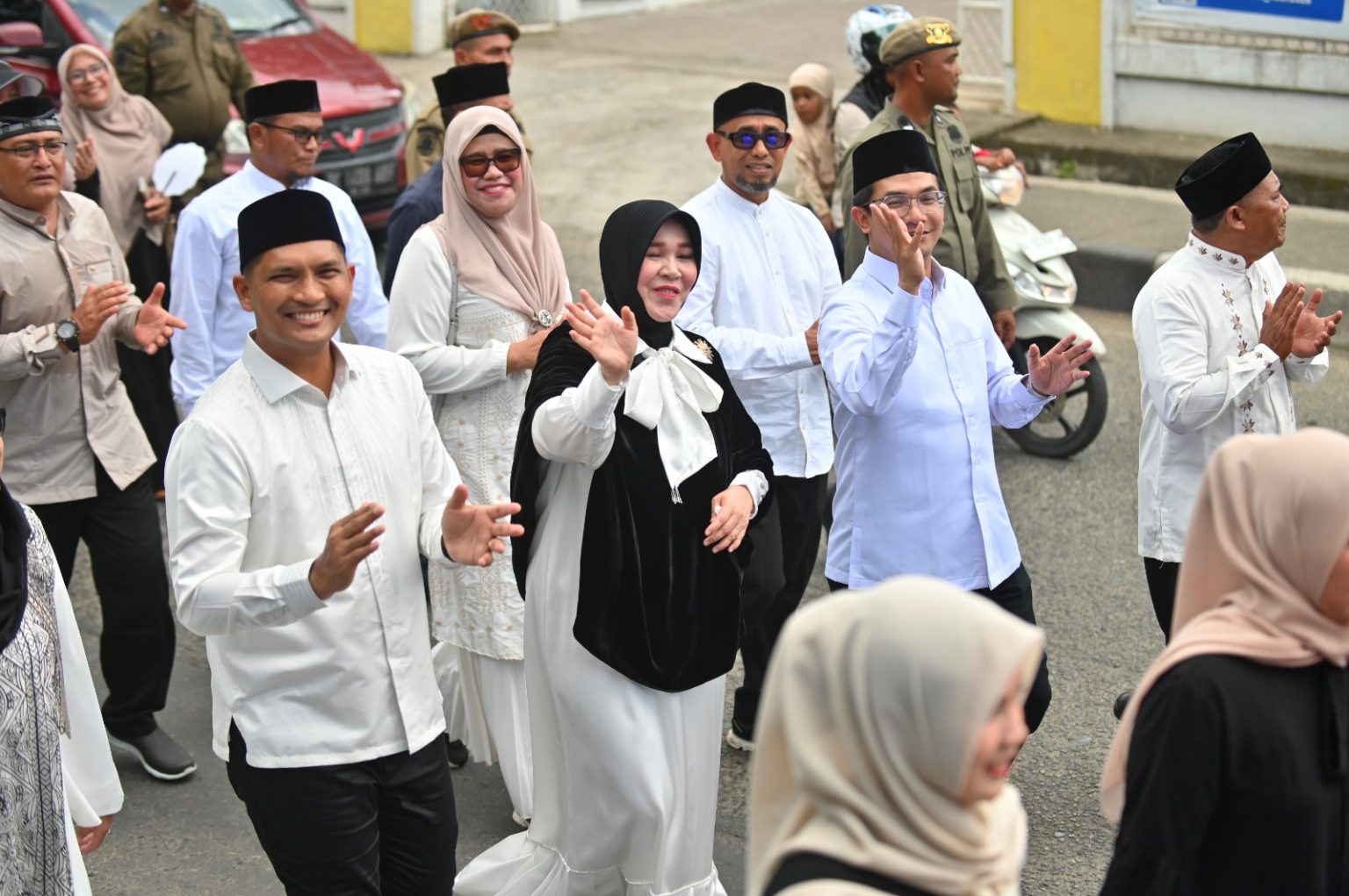 Ketua DPRK Banda Aceh Berbaur Bersama Warga dan Pelajar dalam Kirab Sambut Ramadan 1447 H. (Foto: Humas DPRK BNA)