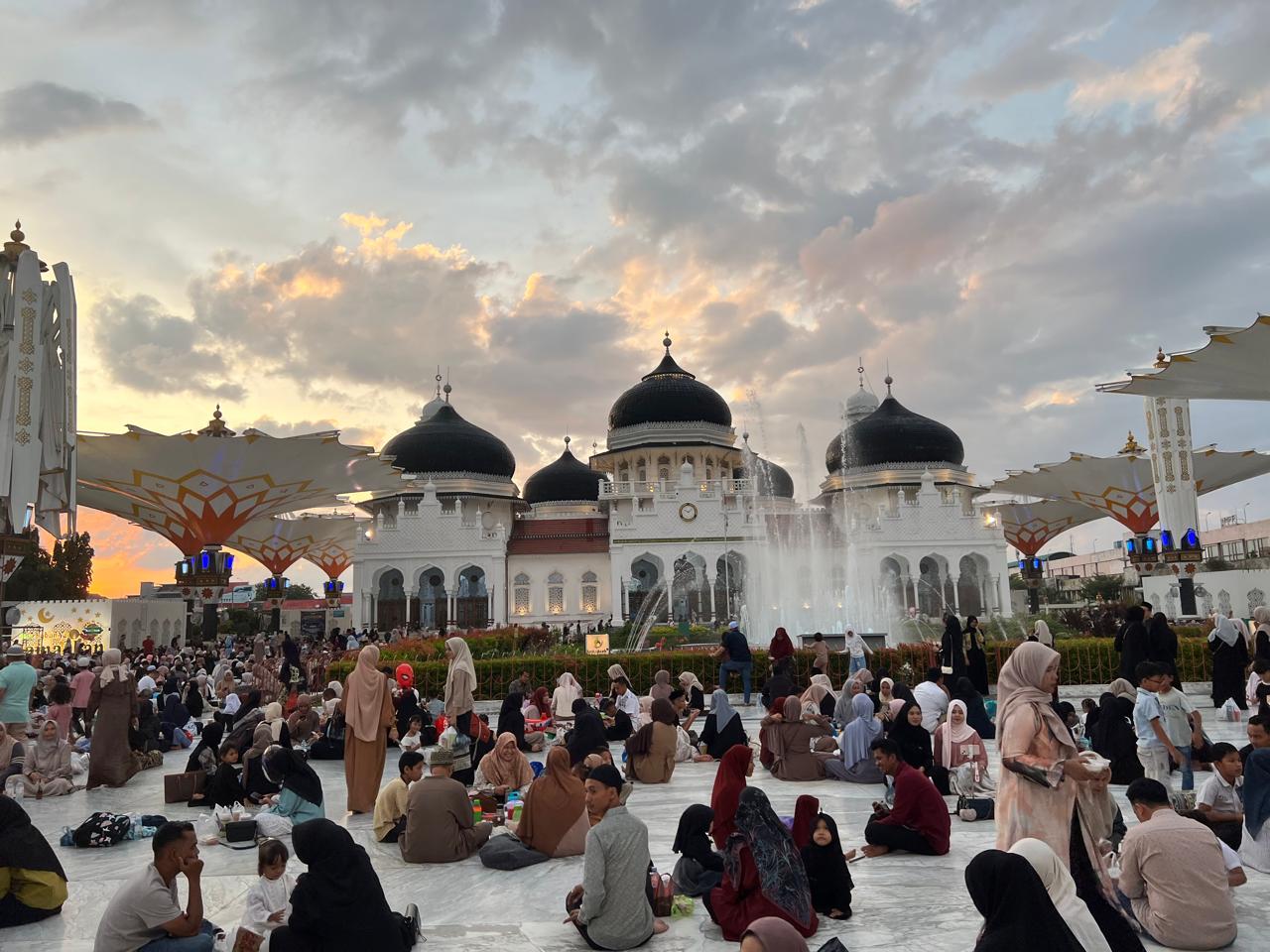 Suasana warga saat menunggu berbuka puasa di pelataran Masjid Raya Baiturrahman, Banda Aceh. (Foto: Nukilan/Rezi)