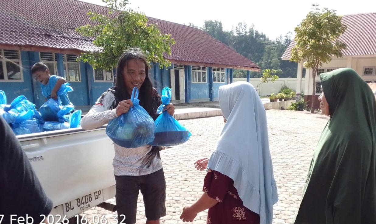 Pemberian bantuan kepada pengungsi di Desa Gegarang, Kecamatan Bintang. (Foto: Dok Pribadi Wedy Sastra Yoga).