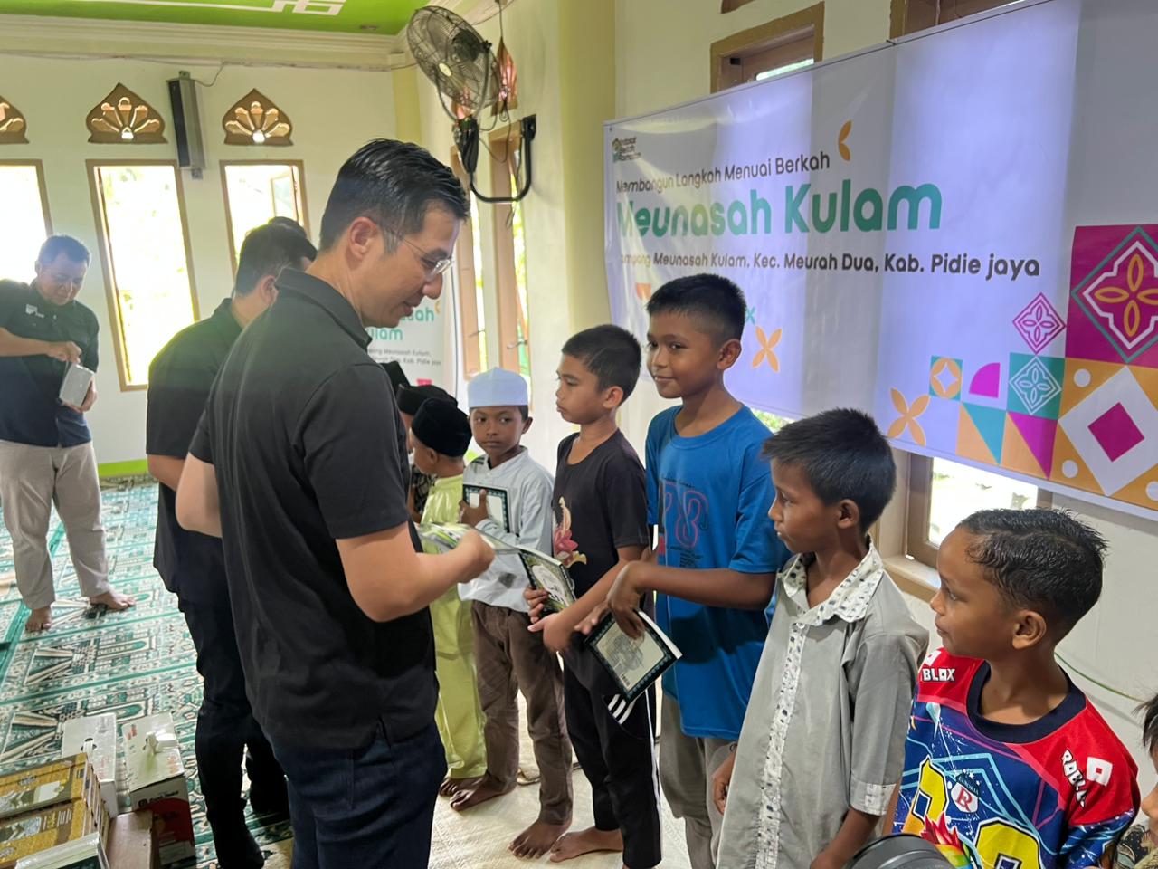 EVP – Head of Circle Sumatra Indosat Ooredoo Hutchison, Agus Sulistio di Meunasah Kulam, Kecamatan Meurah Dua, Kabupaten Pidie Jaya, Rabu 11 Maret 2026. (Foto: Nukilan/Rezi)