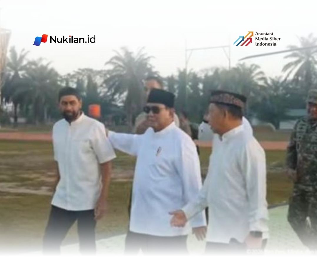 Presiden Prabowo Subianto bersama Gubernur Aceh Muzakir Manaf dan Mendagri Tito Karnavian menunaikan Salat Idulfitri 1447 H di Masjid Darussalam, Aceh Tamian. (Foto: Youtube Setpres)