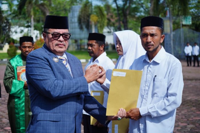 Bupati TRK Lantik 326 Tuha Peut Gampong. (Foto: Humas Nagan Raya)