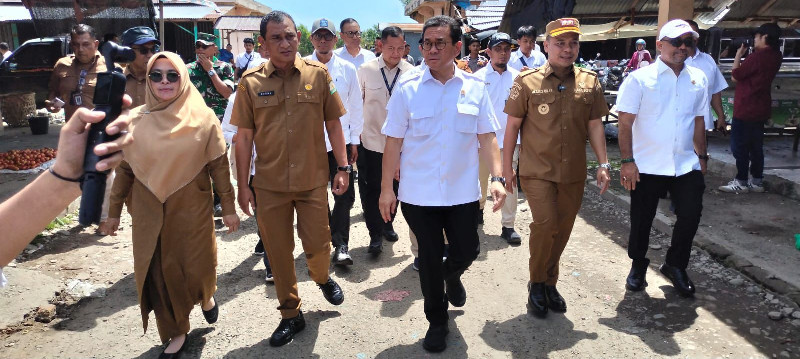 Kepala Dinas Perindustrian dan Perdagangan (Kadisperindag) Aceh, T. Adi Darma, saat mendampingi kunjungan kerja Menteri Perdagangan dalam agenda inspeksi mendadak (sidak) di Pasar Pante Teungoh, Kabupaten Pidie. (FOTO: FOR NUKILAN)