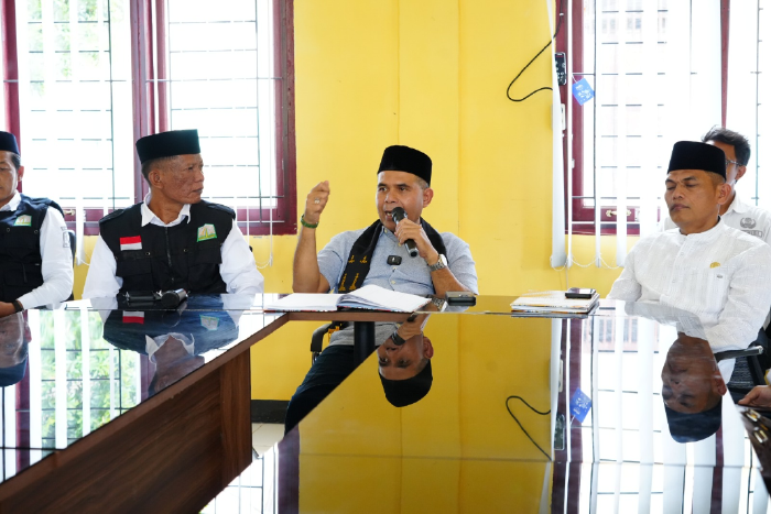 Kadisdik Aceh, Murthalamuddin, S.Pd., MSP didampingi Kabid Pembinaan SMA-PKLK Syarwan Joni, Kacabdisdik Aceh Singkil Handoko, Kacabdisdik Kota Subulussalam Antoni Boruntu, dan tim humas Disdik Aceh dalam pertemuan di aula SMA Negeri 1 Gunung Meriah. (Foto: Disdik Aceh)