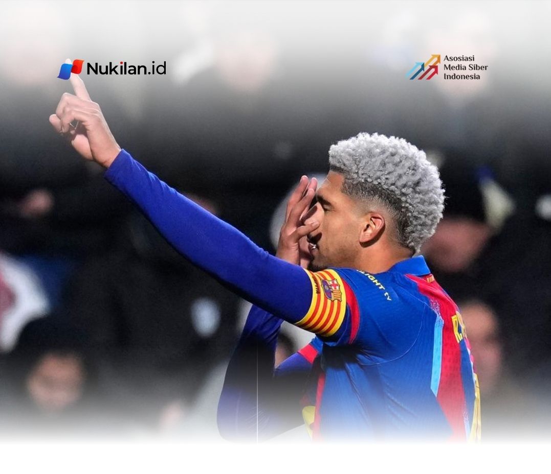 Pemain Barcelona, Ronald Araujo, merayakan gol kedua timnya dalam pertandingan perempat final Copa del Rey antara Albacete dan Barcelona di Spanyol, Rabu (4/2/2026) dini hari WIB. (AP Photo/Manu Fernandez)