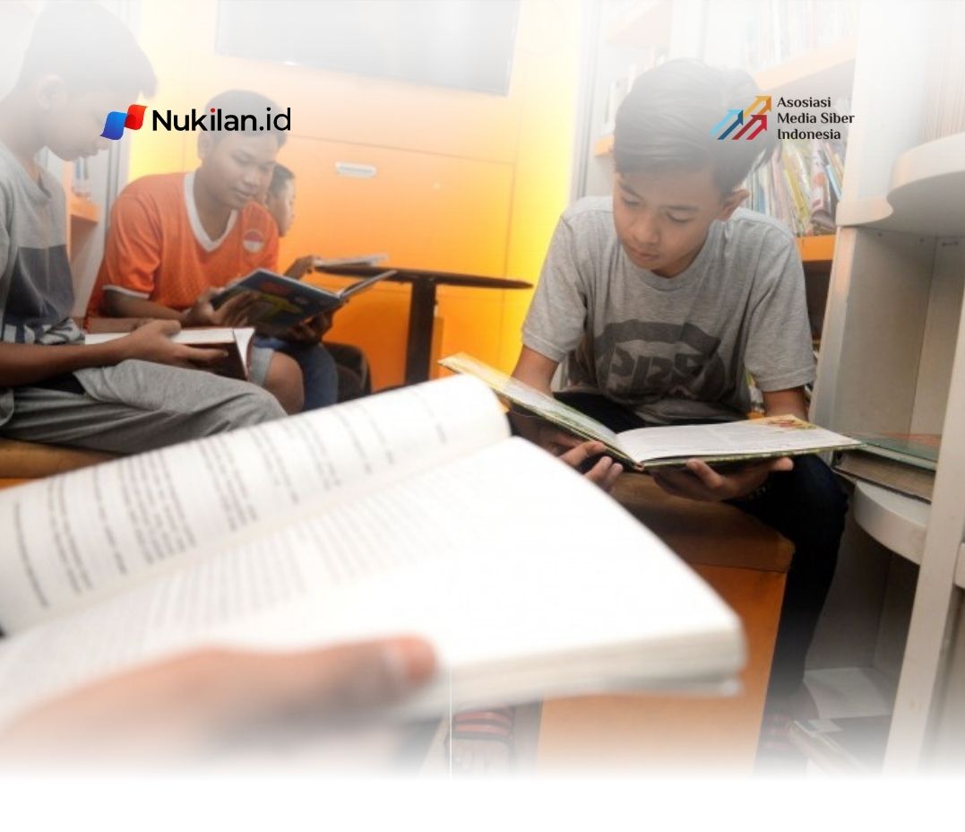 Sejumlah anak membaca buku. (Foto: Republika/Prayogi)