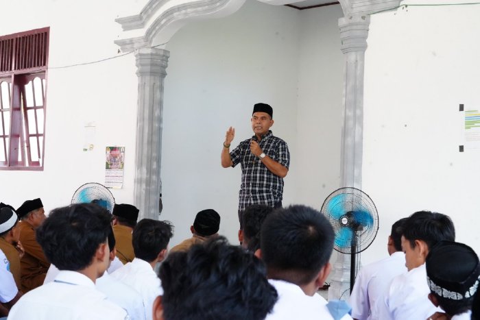 Kunjungan Safari Ramadan bersama Pemerintah Aceh ke Kab. Aceh Selatan, Kadisdik Aceh, Murthalamuddin, S.Pd., MSP., didampingi Kabid PSMA & PKLK, Kacabdin Aceh Selatan menyempatkan singgah di SMA Negeri 1 Meukek, Selasa (3/3/2026). (FOTO: NUKILAN)
