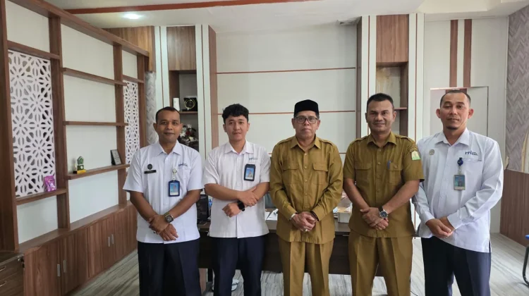 Audiensi dan silaturahmi RRI Meulaboh bersama Abdullah Hasballah, Katibul Wali (Kepala Sekretariat Lembaga Wali Nanggroe Aceh), di Kantor Lembaga Wali Nanggroe Aceh. Pertemuan ini menjadi momentum memperkuat sinergi kelembagaan dan kolaborasi dalam mendukung penyebarluasan informasi serta nilai-nilai keacehan melalui siaran publik (Foto: RRI/iqval)