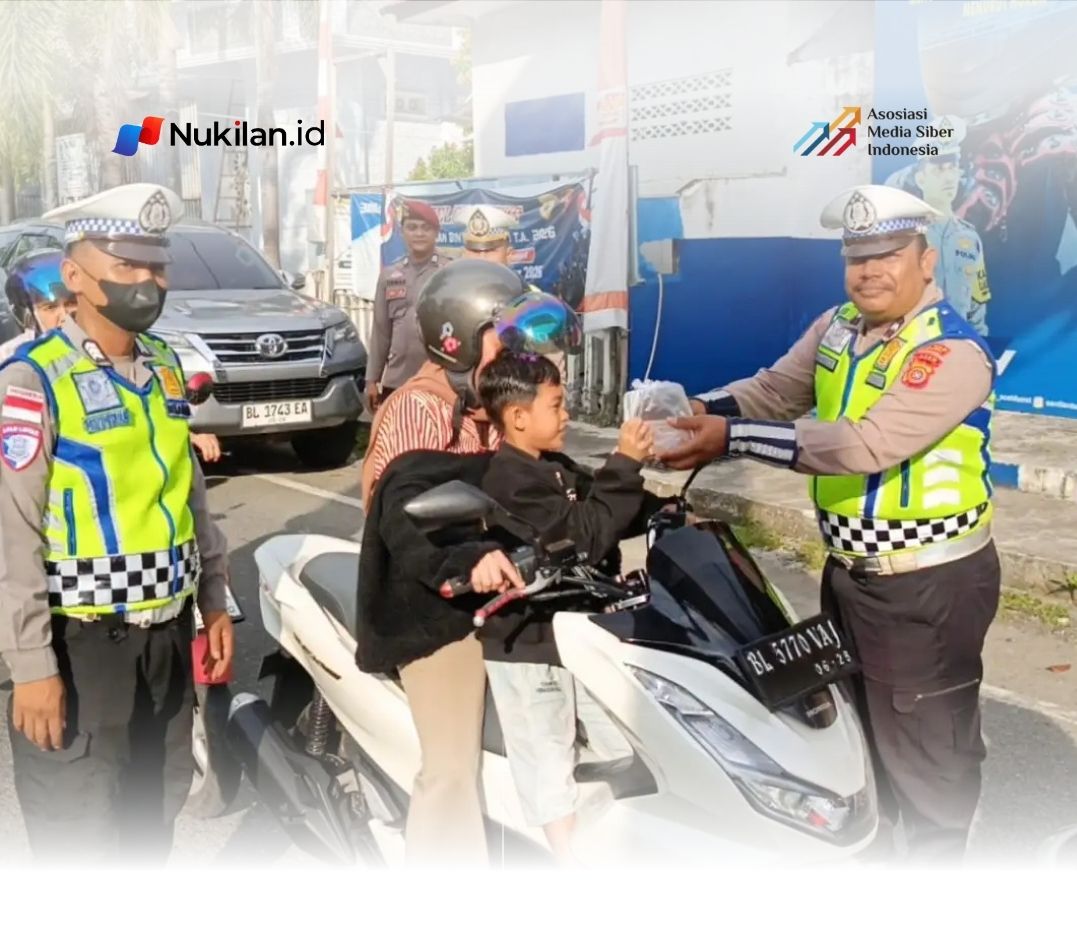 Satlantas Polres Aceh Barat Bagikan Takjil. (Foto: Korlantas Polri)