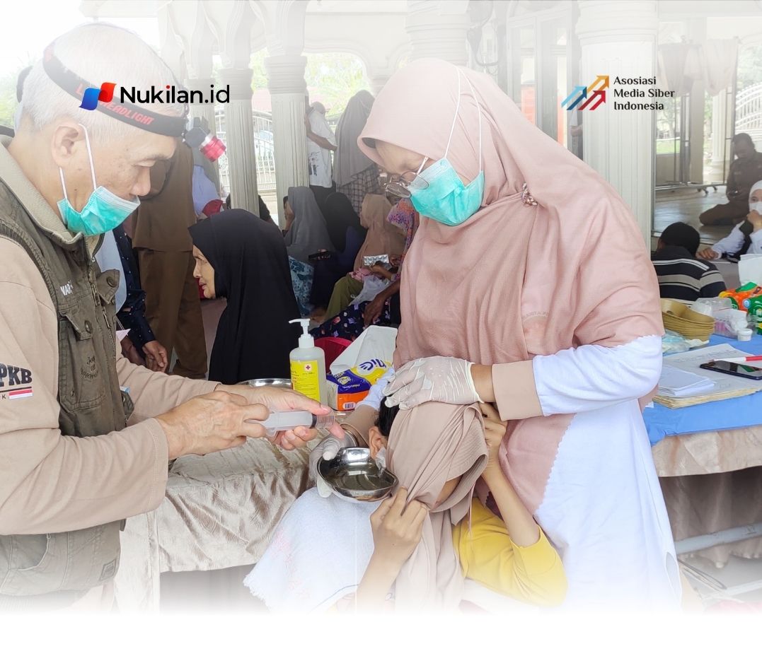 Dokter Spesialis THT sedang membersihkan telinga salah satu anak di Desa Blang Peuria, Kecamatan Samudera, Kabupaten Aceh Utara, Senin (2/3/2026). (Foto: Dinkes Aceh)