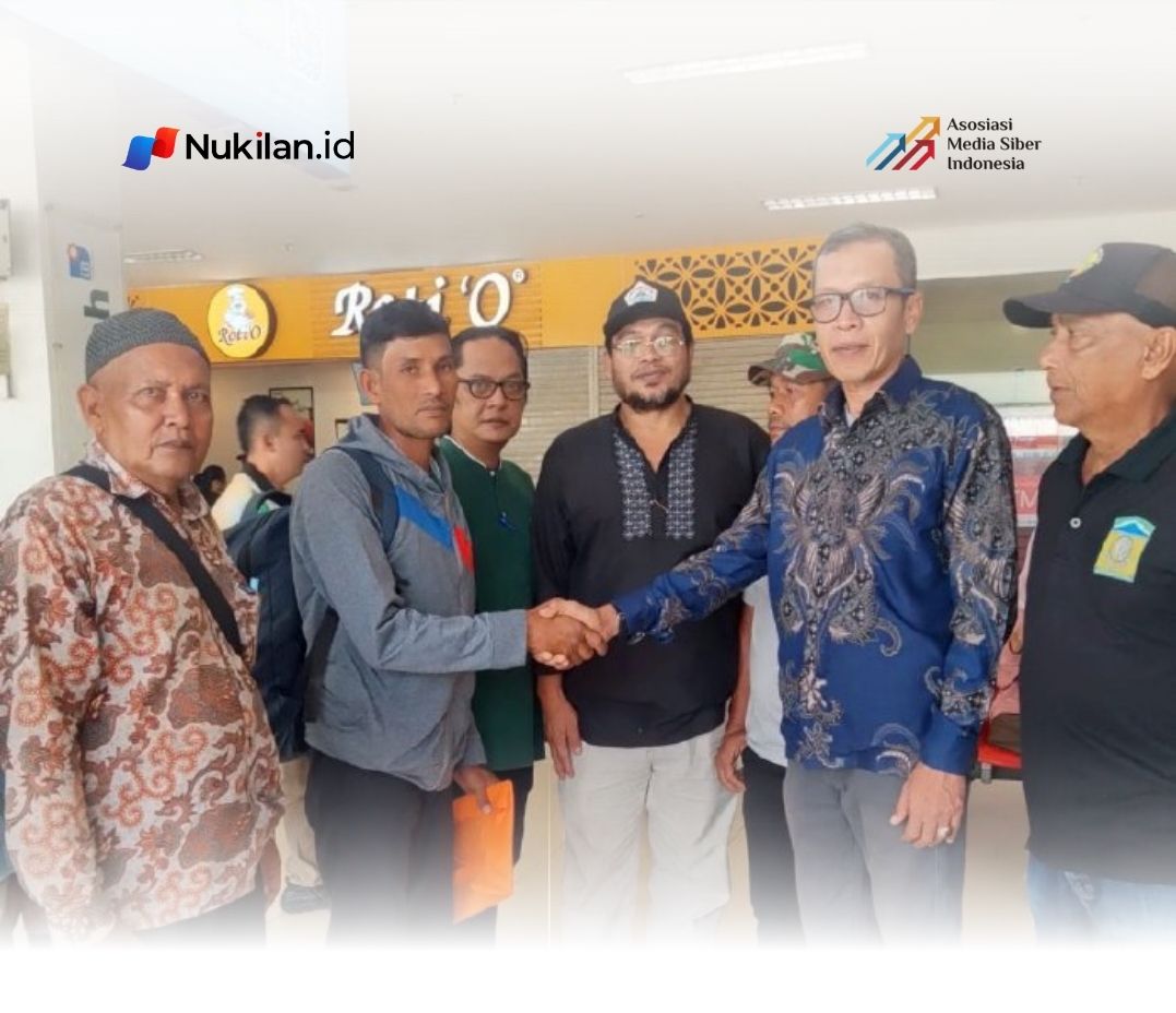 Camat Pulo Aceh, Jamaluddin SE bersama Panglima Laot Aceh Besar, Baharuddin dan unsur lainnya menjemput kepulangan nelayan Meulingge, Pulo Aceh, Sadiqin yang terdampar ke Srilangka sebulan lalu, di Bandara Sultan Iskandar Muda, Blang Bintang. (Foto: Humas Abes)