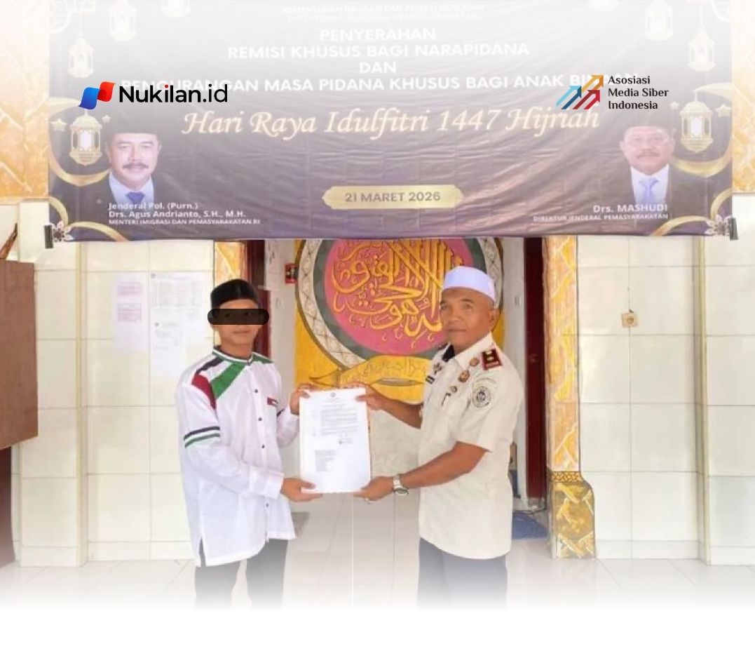 Kepala Rutan Kelas IIB Banda Aceh Baharuddin menyerahkan surat keputusan remisi kepada warga binaan di Aceh Besar, Sabtu (21/3/2026). (FOTO: Humas Rutan Banda Aceh)