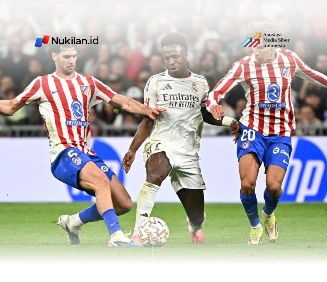 Johnny Cardoso (kiri) dan Giuliano Simeone (kanan) mengapit Vinicius Junior (tengah) dalam pertandingan sepak bola Liga Spanyol antara Real Madrid vs Atletico Madrid di Stadion Santiago Bernabeu di Madrid pada 22 Maret 2026. (Foto oleh Javier SORIANO / AFP)(AFP/JAVIER SORIANO)