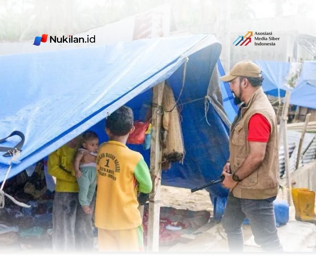 Bupati Aceh Timur Iskandar Usman Alfarlaky berdialog dengan pengungsi banjir di Serbajadi, Kabupaten Aceh Timur, Selasa (2/12/2025). (FOTO: Pemkab Aceh Timur)