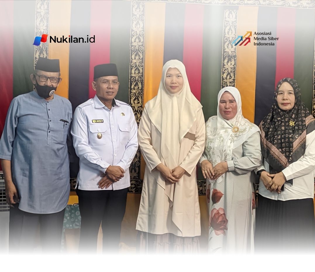 Pelaksana Tugas (Plt) Bupati Aceh Selatan, H. Baital Mukadis, SE, menyaksikan langsung prosesi pensyahadatan seorang warga Gampong Pasar, Kecamatan Tapaktuan, Shinta Purnamasari, di Kantor Baitul Mal Kabupaten Aceh Selatan, Rabu (4/3/2026). (Foto: For Nukilan)