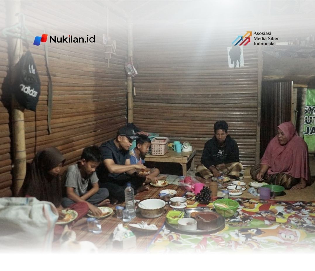 Bupati Aceh Barat Daya, Safaruddin, sahur bersama sebuah keluarga dhuafa di Desa Padang Kawa, Kecamatan Tangan-Tangan, pada dini hari sekitar pukul 03.00 WIB. (Foto: Instagram @safaruddinofficial)
