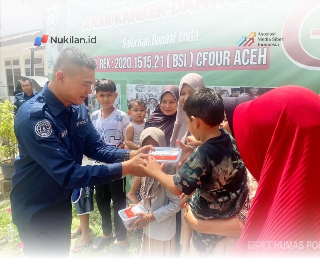 Bidhumas Polda Aceh Bagikan Ratusan Kilogram Kurma Bantuan Kapolda kepada Warga (Foto: Humas Polda Aceh)