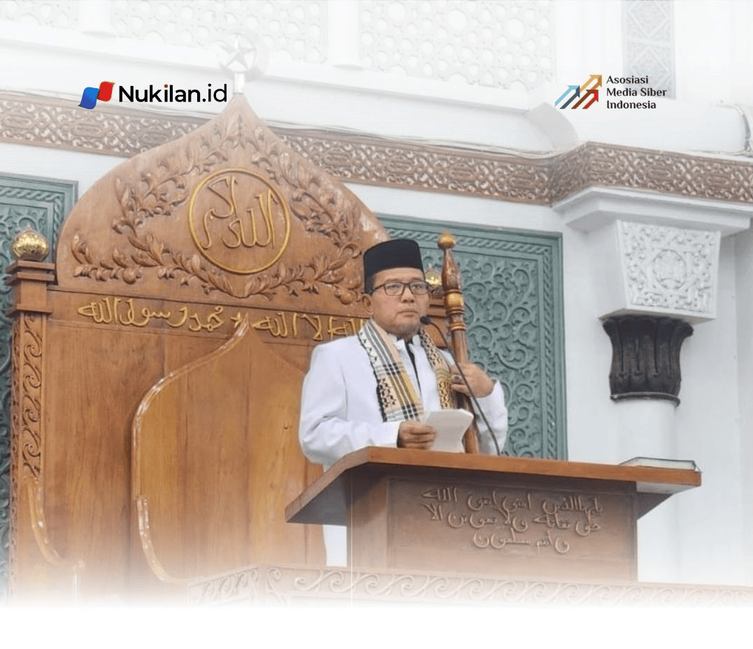 Kepala Kantor Wilayah Kementerian Agama Provinsi Aceh, Drs. H. Azhari, M.Si, menyampaikan khutbah Jumat di Masjid Raya Baiturrahman Banda Aceh pada Jumat, 6 Maret 2026. (Foto: For Nukilan)