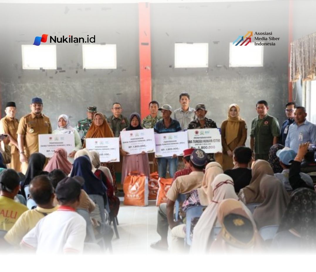 Warga menerima bantuan dana tunggu hunian (DTH) di Kecamatan Rantau , Kabupaten Aceh Tamiang, pada Selasa (10/3). (FOTO: Dok BNPB)