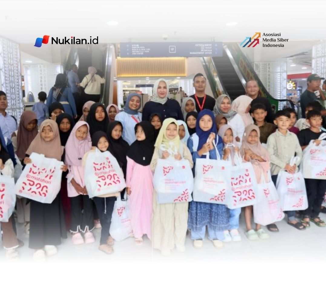 etua TP PKK Aceh Marlina Muzakir mengajak anak-anak yatim, fakir miskin, serta anak-anak dari keluarga pengungsi dan warga kurang mampu untuk berbelanja baju Lebaran di Plaza Aceh, Minggu (15/3/2026). (Foto: For Nukilan)