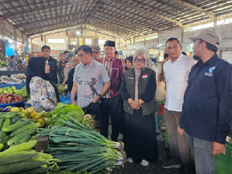Jelang Ramadhan, Dinas Perindustrian dan Perdagangan Aceh dan Asisten III Setda Aceh Sidak Pasar di Banda Aceh. (FOTO: FOR NUKILAN)