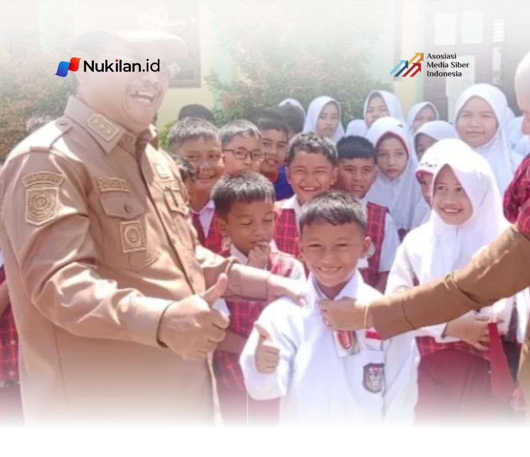 Awal Januari 2026, Pemkab Aceh Singkil dipimpin Bupati Safriadi Oyon secara seremonial mulai menyalurkan bantuan seragam sekolah bagi siswa terdampak banjir (Foto : RRI/Salihin Barus)