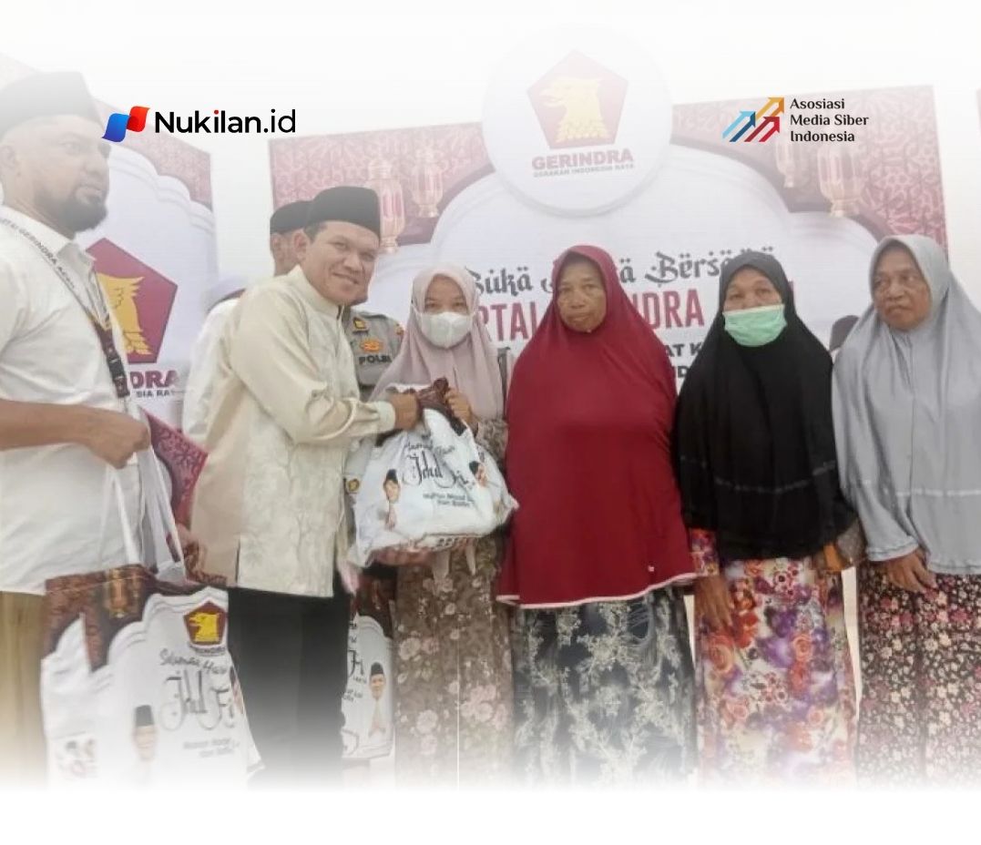 Ketua DPD Gerindra Aceh, Fadhlullah menyerahkan bantuan untuk korban banjir di Pidie Jaya, Kamis. (FOTO: Gerindra Aceh)