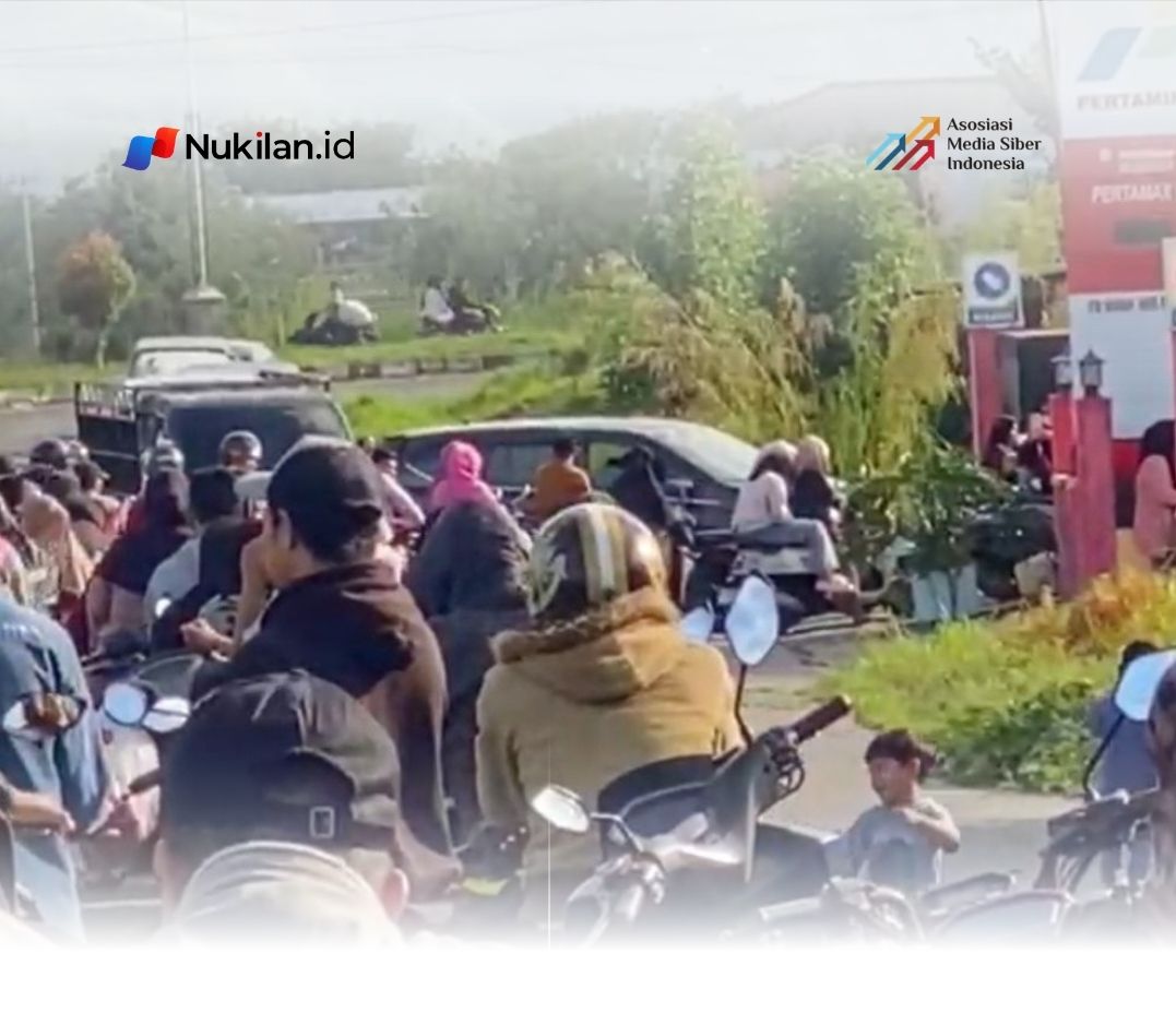 Warga Mengantre BBM di SPBU Mini (Pertashop) di Kampung Reje Guru, Kecamatan Bukit, Kabupaten Bener Meriah, Kamis (5/2/2025). (Foto: Syah Antoni)