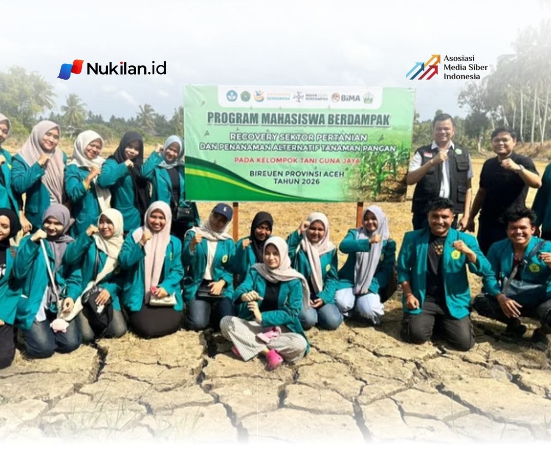 Puluhan mahasiswa dari Universitas Almuslim membantu masyarakat memulihkan sektor pertanian pascabencana banjir Aceh. (FOTO: Almuslim)