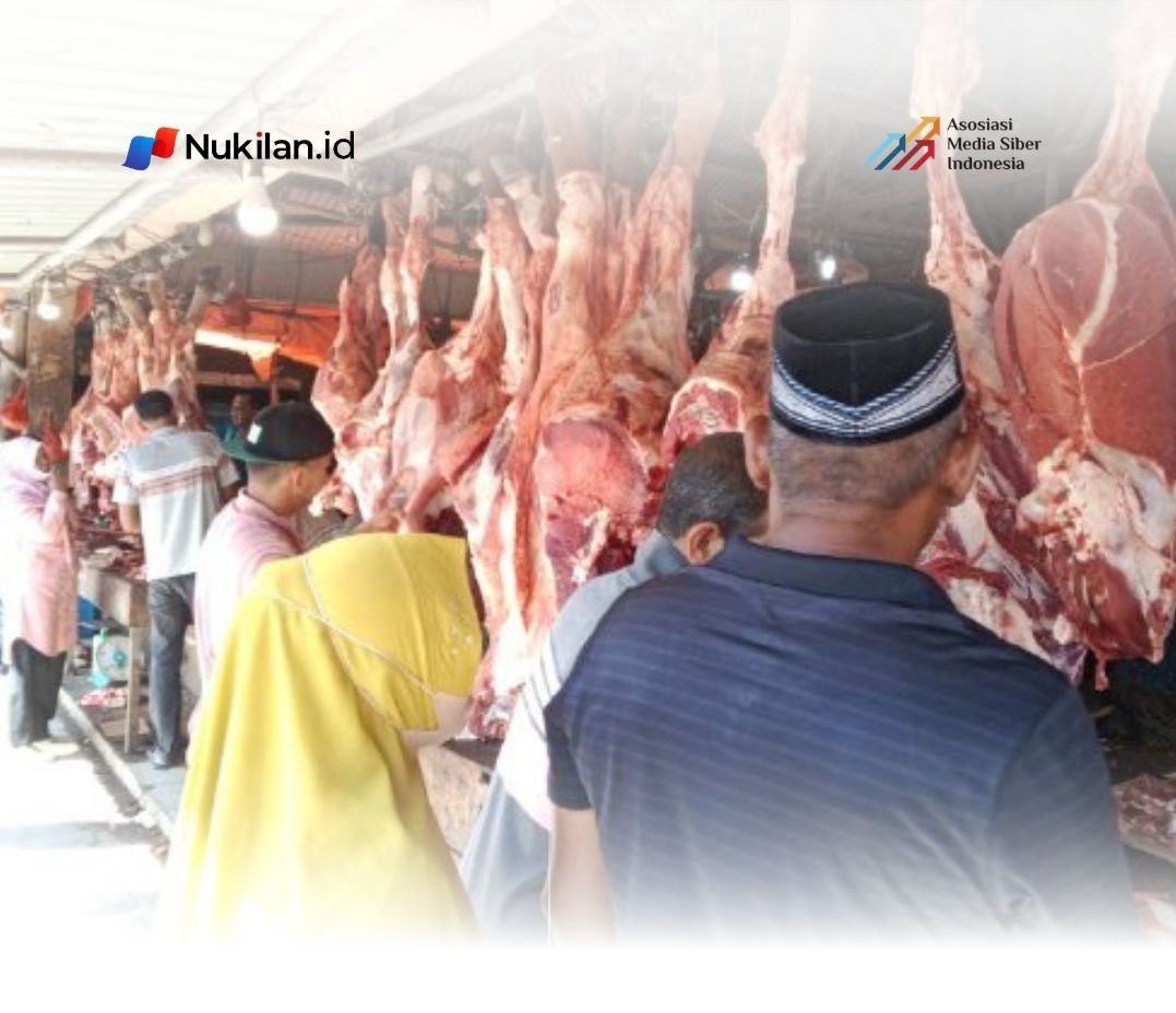 Para penjual daging meugang melayani pembeli di Pasar induk Lambaro, Kecamatan Ingin Jaya, Aceh Besar, Rabu (18/3/2026). (FOTO: MC ACEH BESAR)