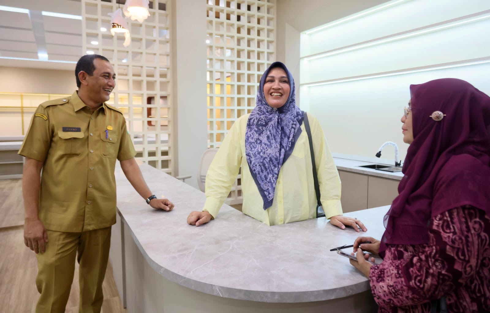 Kak Na Apresiasi Hasil Renovasi Galeri Dekranasda Aceh. (Foto: Humas Aceh)