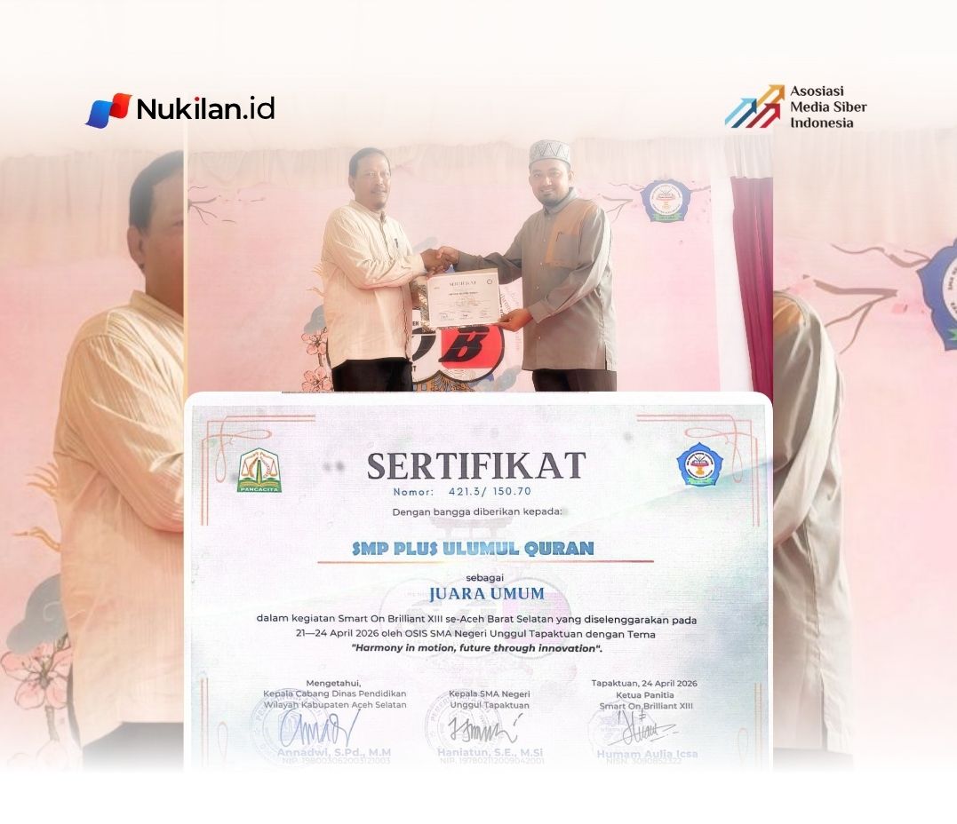 Penyerahan Sertifikat juara umum oleh Annadwi kepada pihak MUQ Aceh Selatan dan diterima langsung oleh Direktur Madrasah Ulumul Qur’an Aceh Selatan, Dr. (Cand) Tgk. Muhammad Ridho Agung. (Foto: For Nukilan)