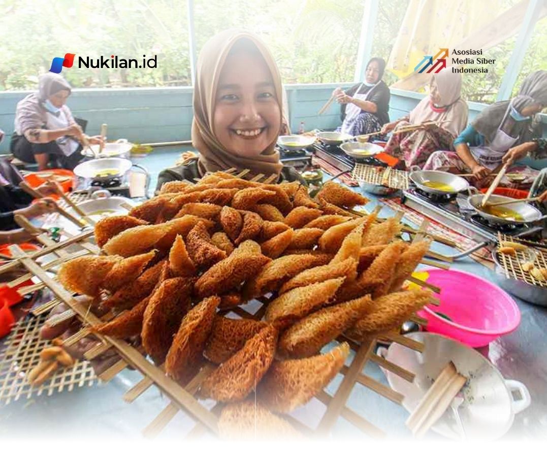 Warga pelaku Usaha Mikro, Kecil, dan Menengah (UMKM) menunjukkan kue Keukarah di Desa Cubrek, Tanah Luas, Aceh Utara, Aceh, Kamis (18/5/2022). (Foto: ANTARA)