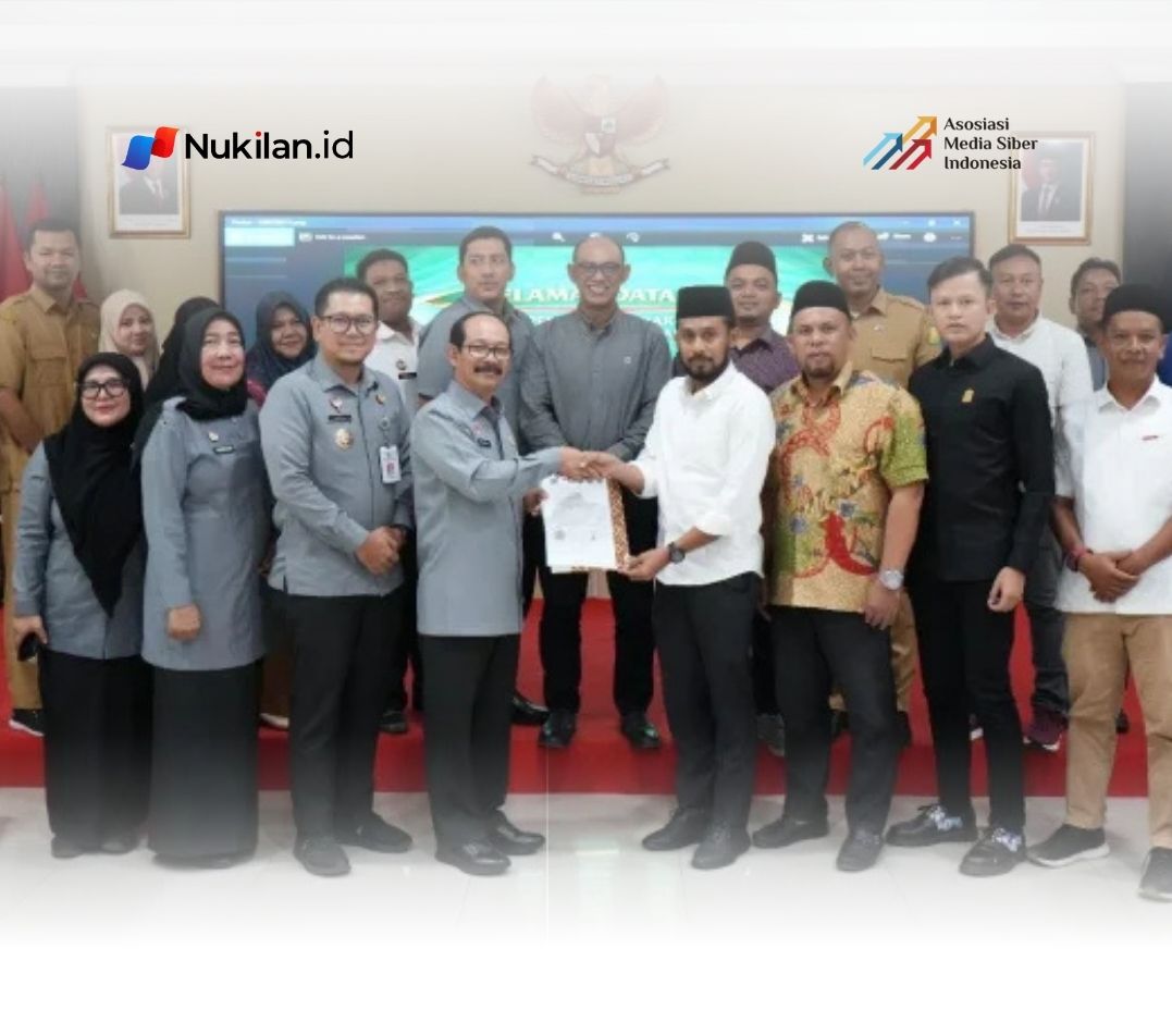 Jajaran Kantor Wilayah Kementerian Hukum Aceh bersama Pemkab Aceh Besar, foto bersama usai rapat harmonisasi, pemantapan, dan pembulatan konsepsi, terhadap Rancangan Qanun Kabupaten Aceh Besar tentang Gampong Wisata, di Aula Bangsal Garuda Kanwil setempat, pada Selasa, 31 Maret 2026. (Foto: Humas Kemenkum Aceh)
