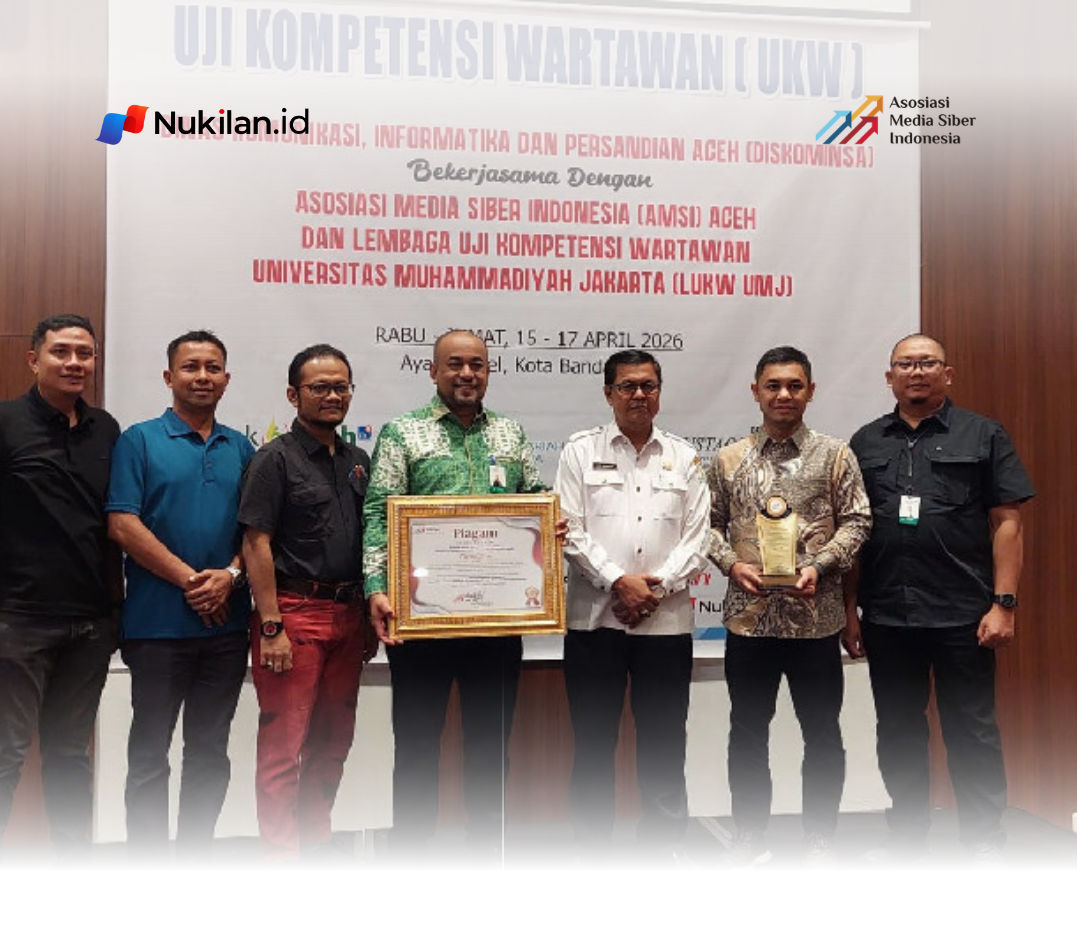 Direktur Utama PT Bank Aceh Syariah, Fadhil Ilyas, Kepala Dinas Komunikasi, Informatika, dan Persandian Aceh, Dr. Edi Yandra, serta Ketua AMSI Aceh periode
2023-2027, Aryos Nivada, berfoto bersama dalam kegiatan Uji Kompetensi Wartawan (UKW) yang digelar pada 15-17 April 2026 di Ayani Hotel, Banda Aceh.
(Foto: Dokumen Panitia AMSI Aceh)