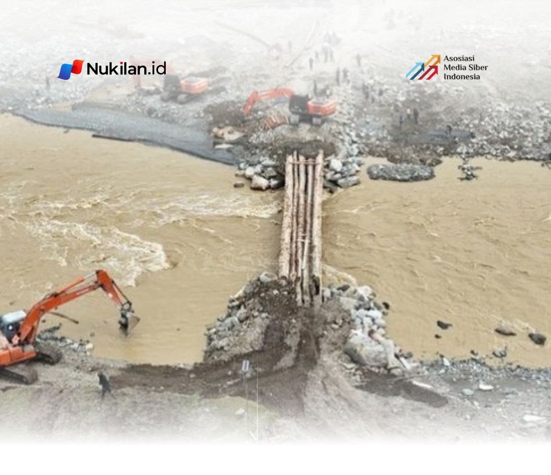 Proses perbaikan jembatan hancur terdampak bencana di Aceh (Foto: ANTARA FOTO/Syifa Yulinnas)