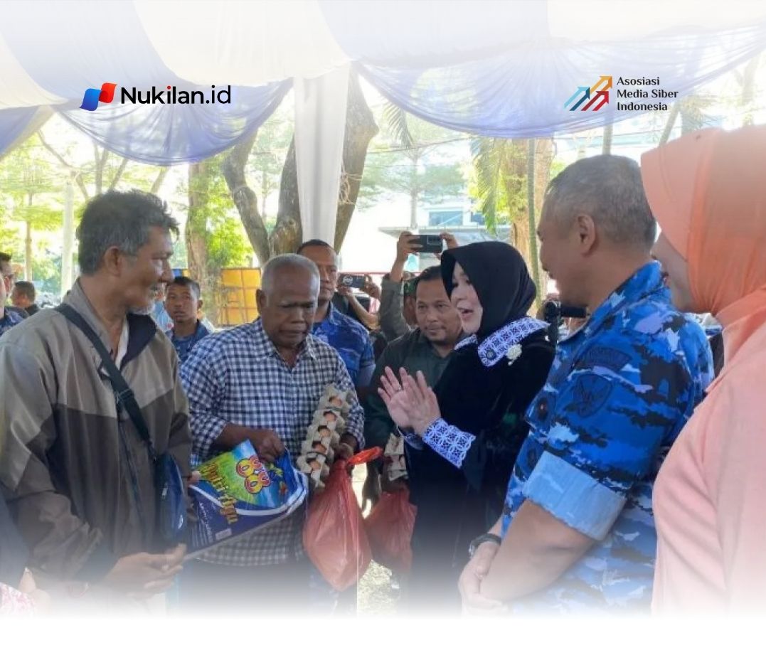 Wali Kota Banda Aceh bersama dan Lanud SIM saat menyapa warga mengantri paket pangan murah, di Banda Aceh, Sabtu (11/4/2026). (FOTO: Diskominfo Banda Aceh)