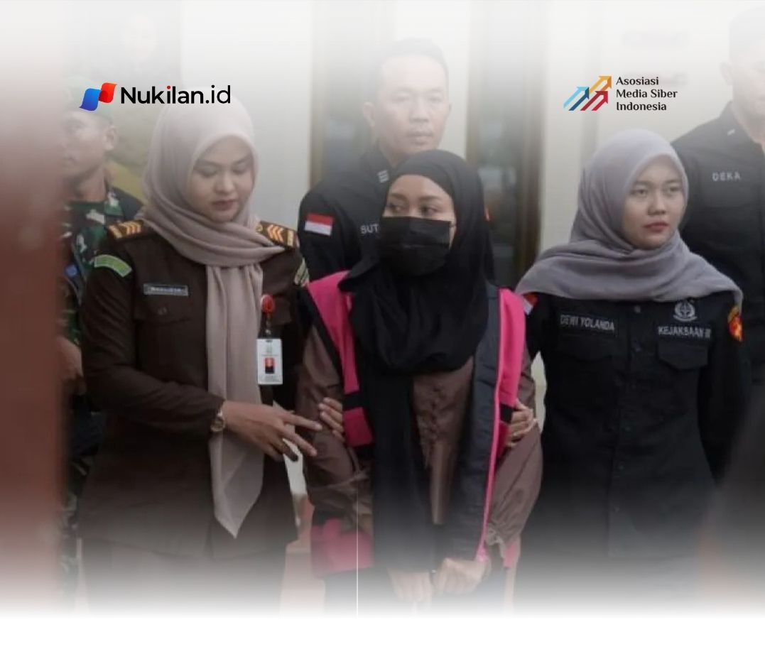 Petugas Kejati Aceh mengawal tersangka dugaan tindak pidana korupsi beasiswa di Banda Aceh, Selasa (7/4/2026). (FOTO: Humas Kejati Aceh)