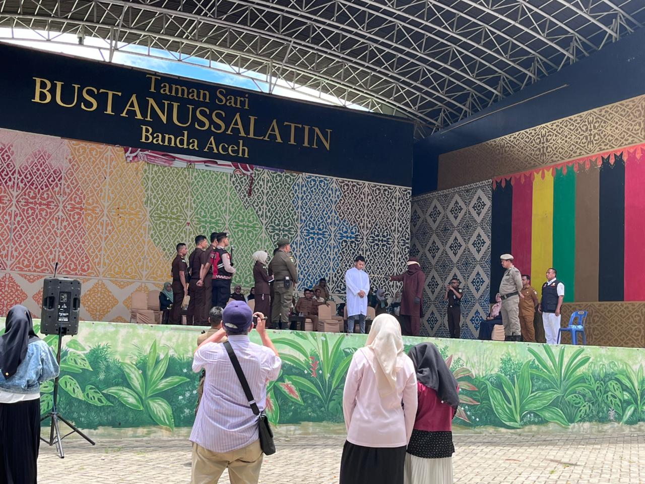 Pelaksanaan eksekusi cambuk di Taman Bustanussalatin, Banda Aceh, pada Selasa 7 Maret 2026. (Foto: Nukilan/Rezi)