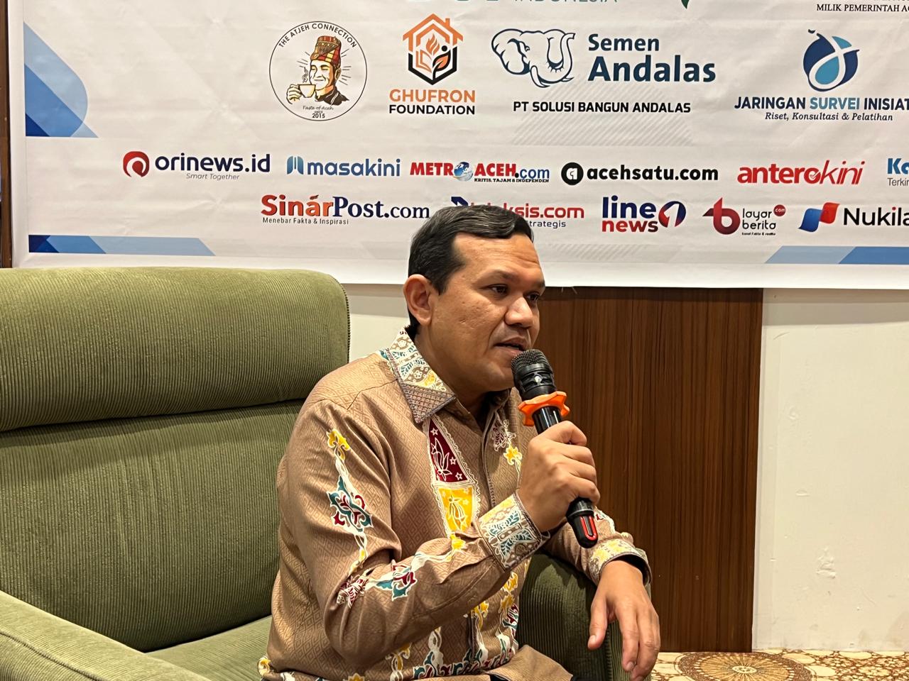 Wakil Gubernur Aceh, Fadhlullah menjadi narasumber dalam kegiatan konferesi pers Uji Kompetensi Wartawan di Ayani Hotel, Banda Aceh, pada Kamis, 16 April 2026. (Foto: Nukilan/Rezi)