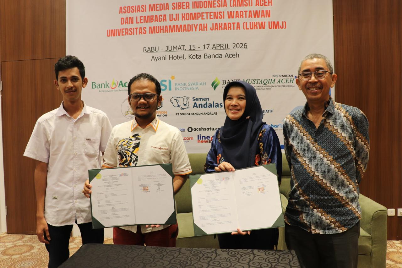 Penandatanganan kerja sama antara AMSI Aceh dan FISIP UMJ di Ayani Hotel,  Banda Aceh, pada Kamis 16 April 2026. (Foto: Nukilan/Rezi)