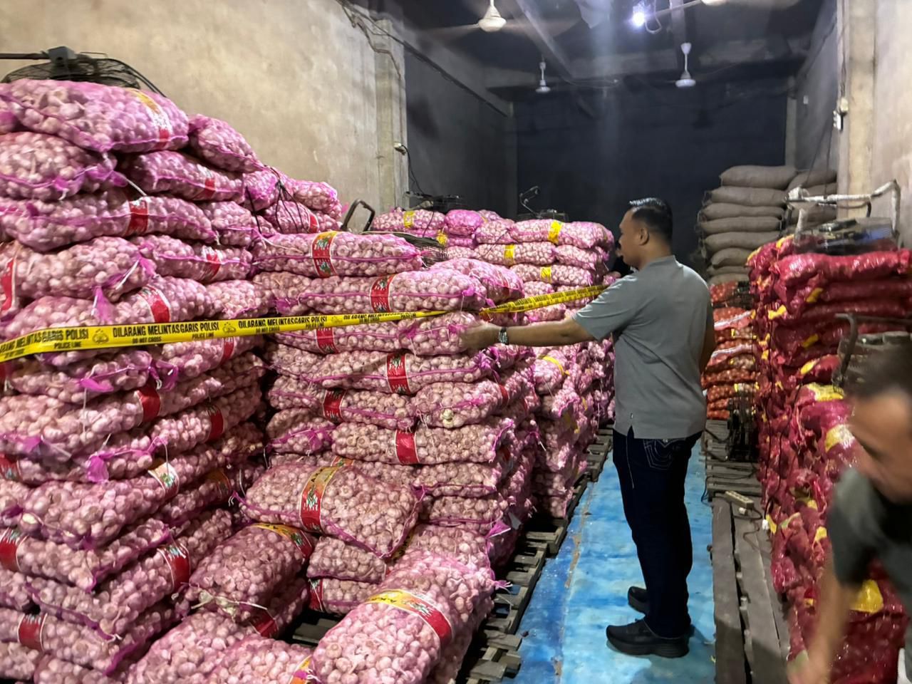 Bareskrim Polri Bongkar Penyelundupan 23 Ton Bawang dan Cabai di Pontianak
