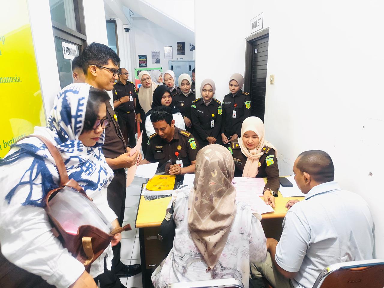 Kejari Banda Aceh saat menerima pelimpahan tersangka dan barang bukti tahap II yang berlangsung di Kantor Kejaksaan setempat pada Senin 20 April 2025. (Foto: Dok. Kejari BNA)