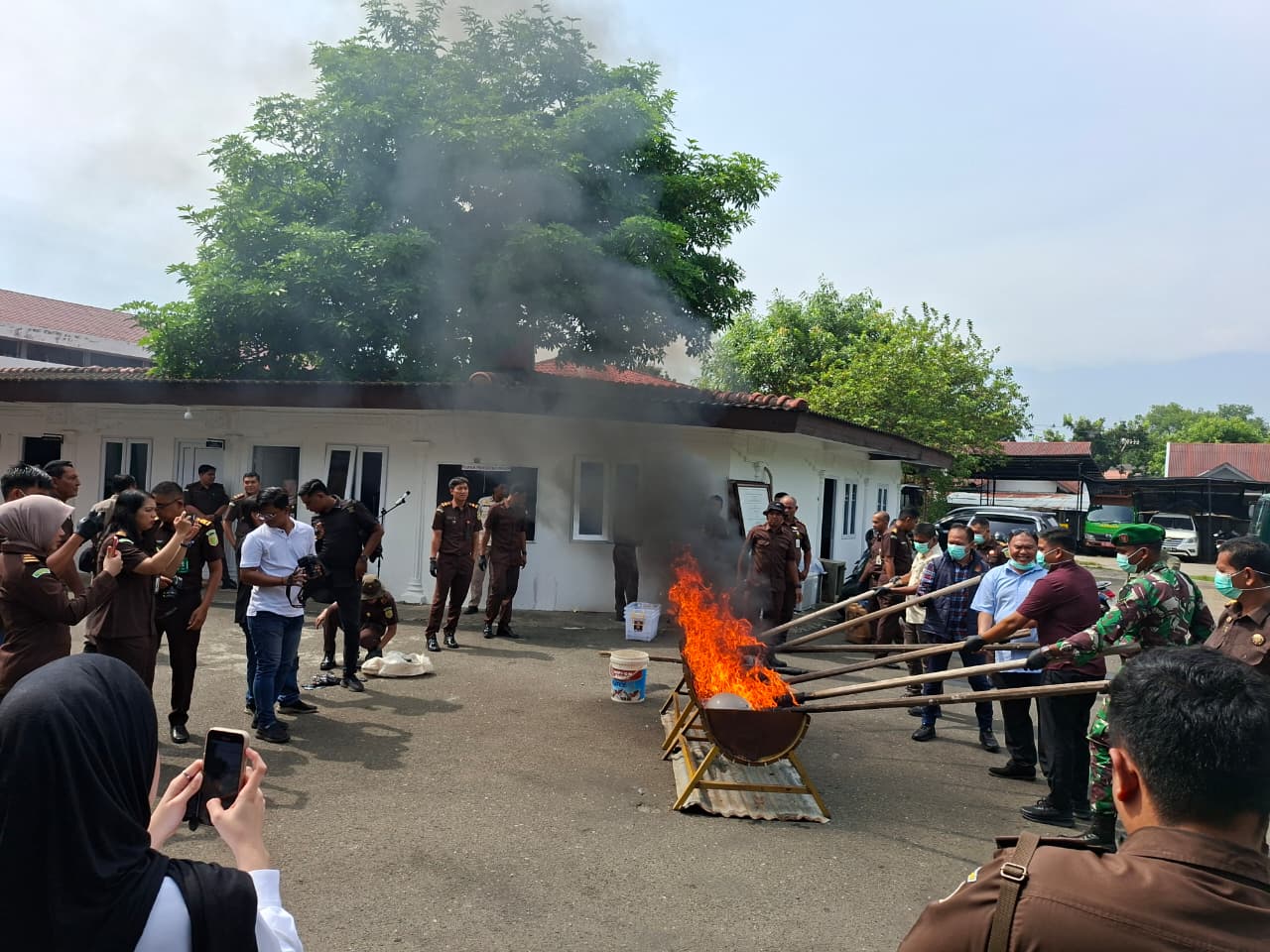 Proses pemusnahan barang bukti dengan cara di bakar yang berlangsung di Halaman Kantor Kejaksaan Negeri Banda Aceh, pada Selasa 28 April 2026. (Foto: dok. Kejari Banda Aceh)