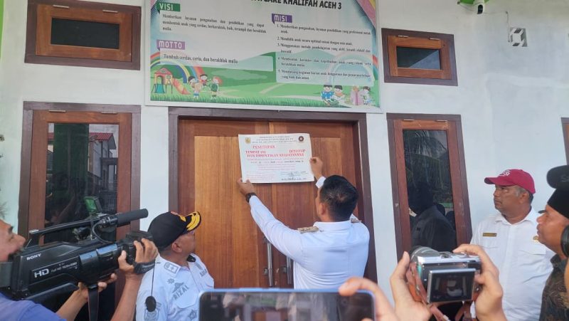Wakil Wali Kota Banda Aceh, Afdhal Khalilullah saat menyegel day care di Lamgugob, pada Rabu 29 April 2026.