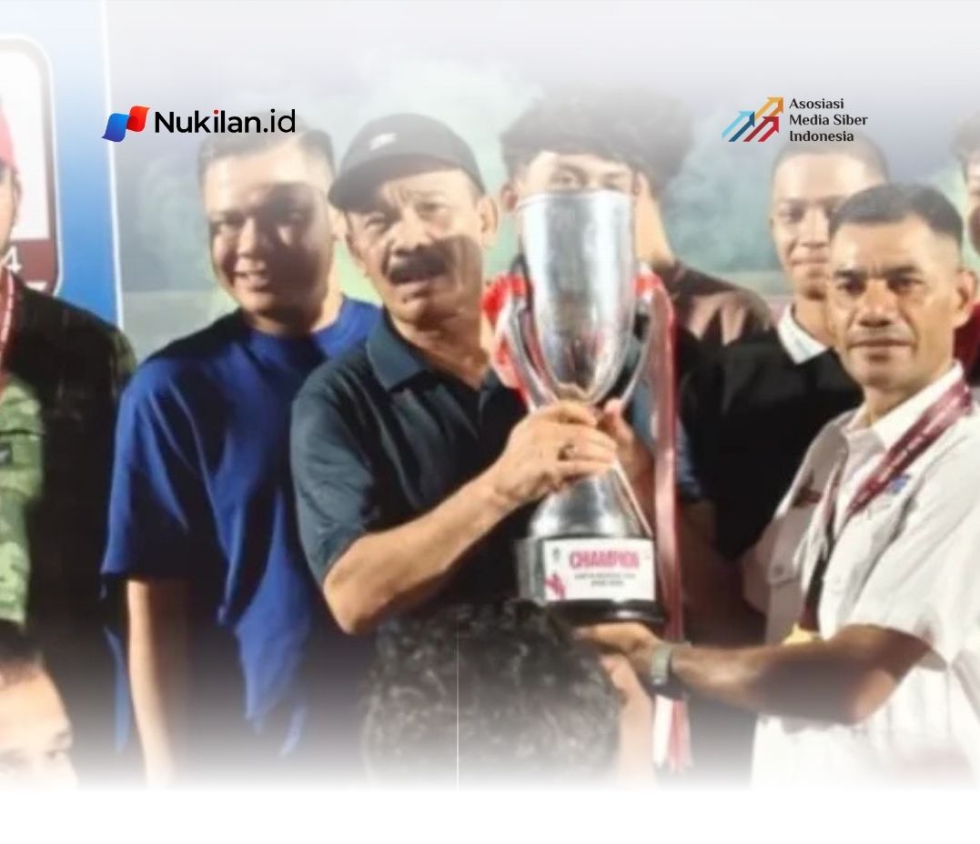 Bupati Pidie, Sarjani Abdullah didampingi Ketua Umum PSAP Sigli mengangkat tropy Juara Liga 4 Zona Aceh (foto: dok/PSAP Sigli)