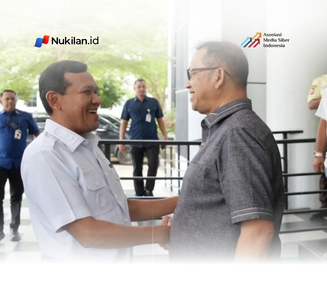 Wagub Aceh Fadhlullah berjabat tangan dengan Rektor Universitas Syiah Kuala (USK), Prof Mirza Tabrani di Biro Rektor USK, Darussalam, Kamis (FOTO: Humas USK)